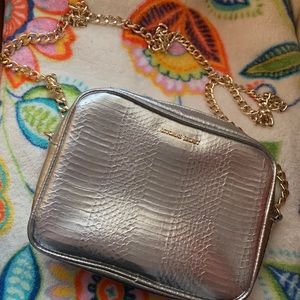 The Victoria Chain Crossbody